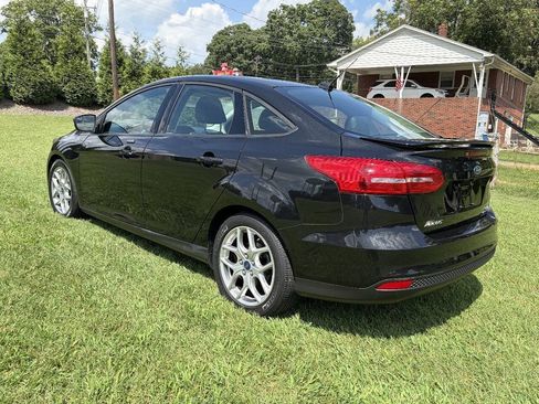 Used 2015 Ford Focus SE w/ Equipment Group 201A FWD image 2