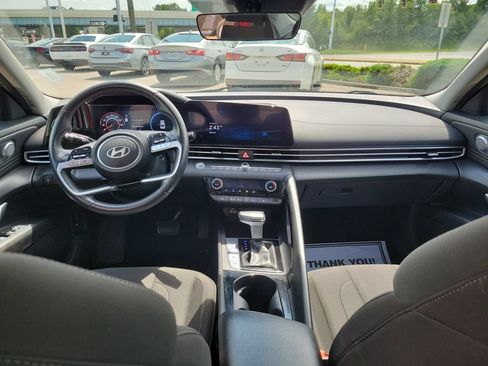 Used 2025 Hyundai Elantra SEL FWD image 9