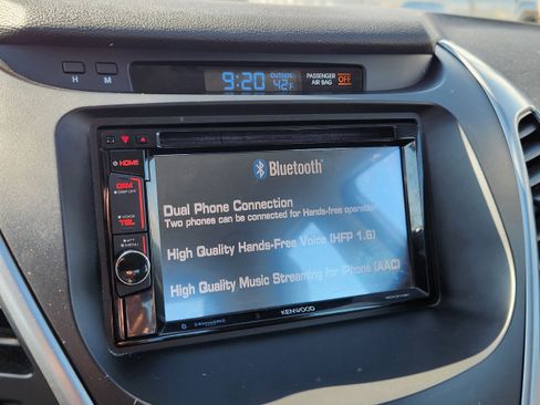 Used 2015 Hyundai Elantra SE FWD image 17