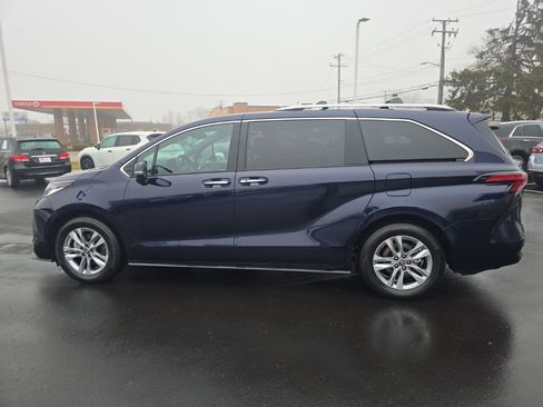 Used 2025 Toyota Sienna Limited image 8