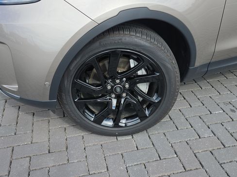 Certified 2025 Land Rover Discovery S image 12