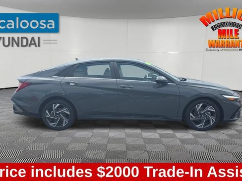 Used 2025 Hyundai Elantra SEL FWD image 9