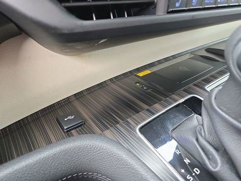 Used 2023 Toyota Sienna Platinum AWD/4WD image 29