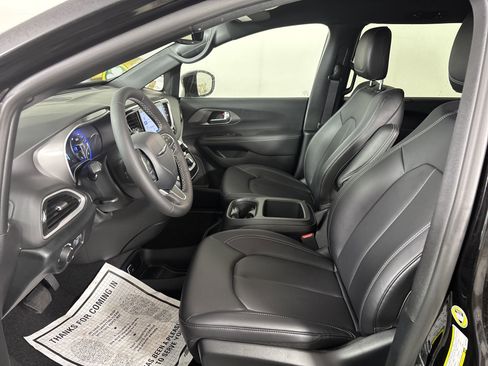 New 2025 Chrysler Voyager LX image 12