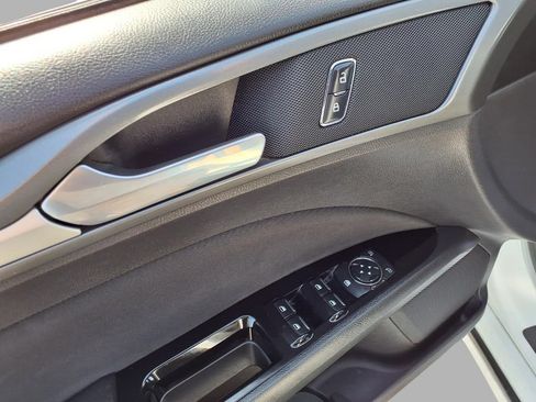 Used 2016 Ford Fusion SE FWD image 19