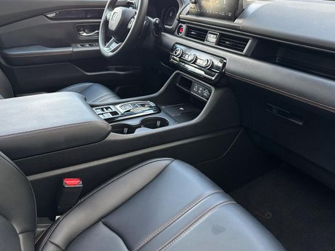 Used 2025 Honda Pilot TrailSport image 31