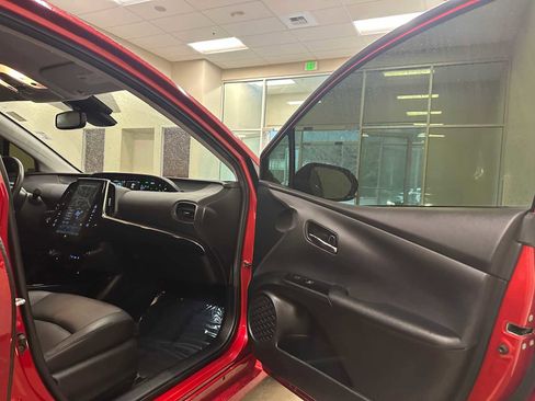 Used 2017 Toyota Prius Prime Advanced image 27