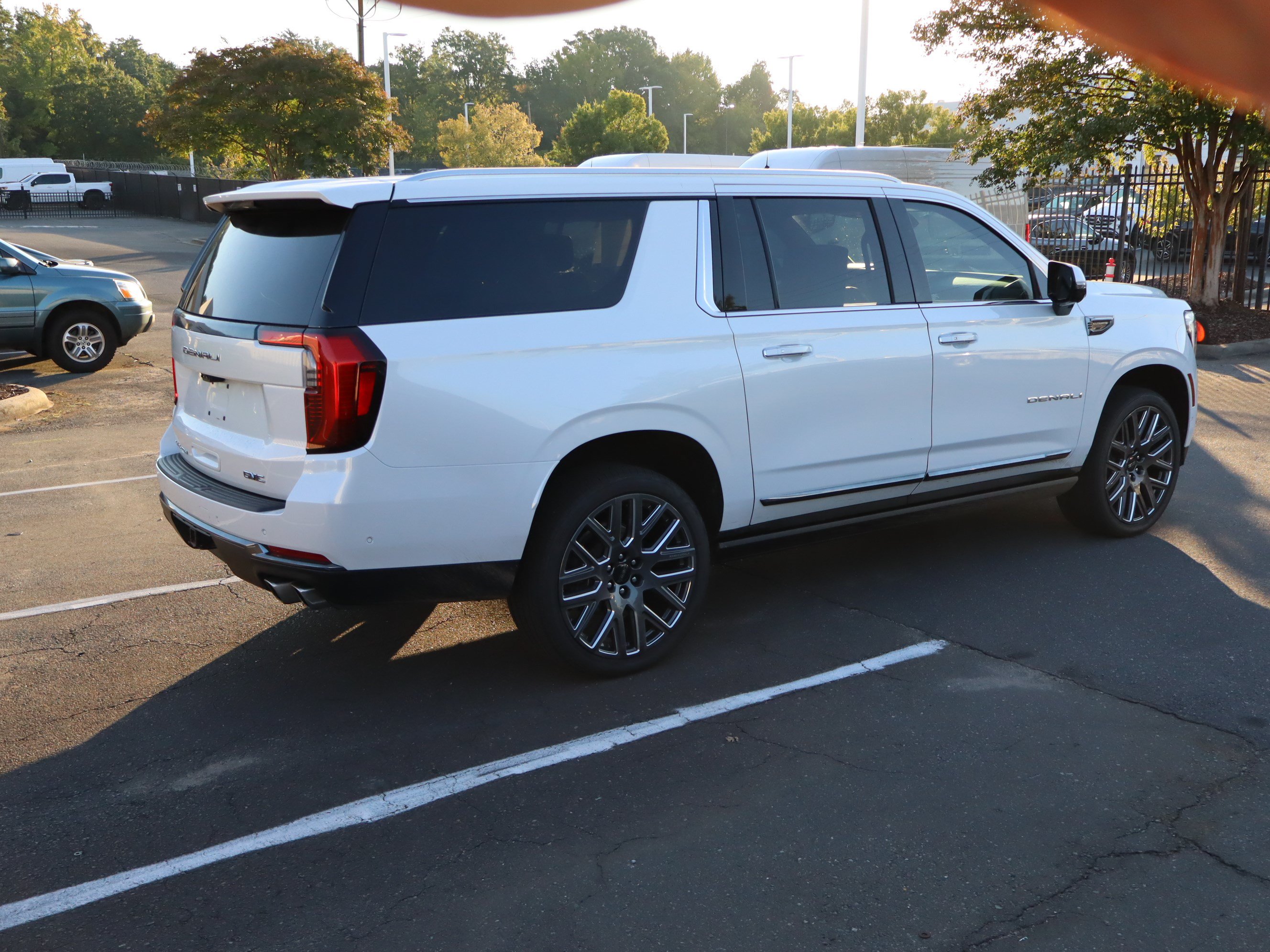 Used 2025 GMC Yukon XL Denali Ultimate AWD/4WD image 10