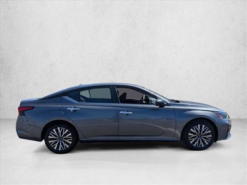 Used 2024 Nissan Altima 2.5 SV FWD image 4