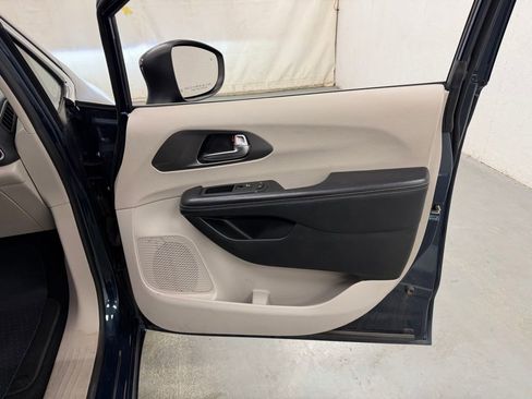 Used 2023 Chrysler Pacifica Touring-L FWD image 10