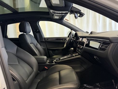 Certified 2025 Porsche Macan image 16