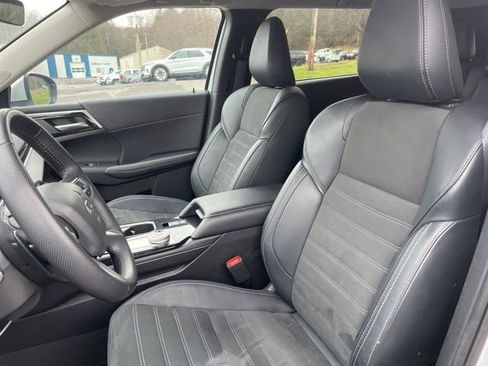 Used 2025 Mitsubishi Outlander SE image 12