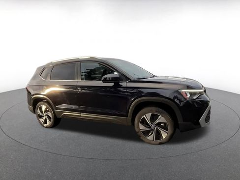 Used 2025 Volkswagen Taos SE image 2