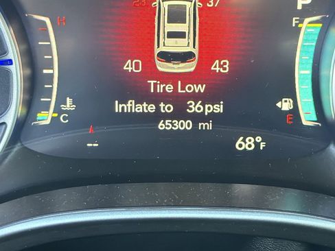 Used 2024 Chrysler Pacifica Touring-L image 3