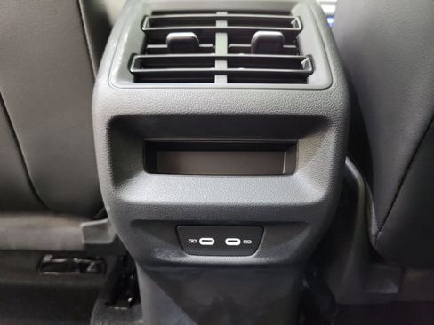 New 2025 Volkswagen Tiguan SE image 32