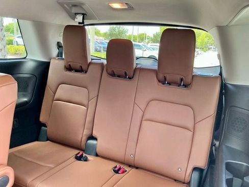 Used 2024 Nissan Pathfinder Platinum FWD image 12