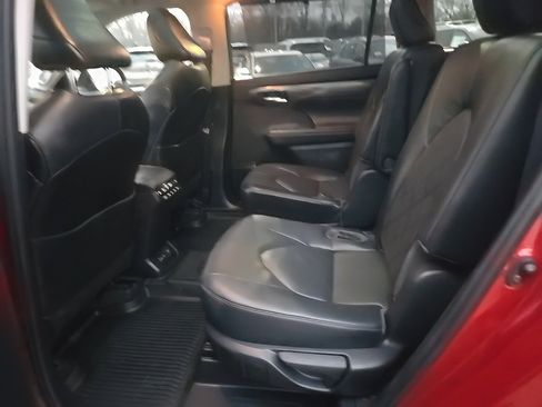 Used 2023 Toyota Highlander Platinum image 40