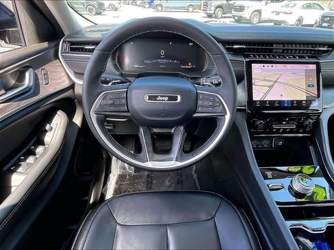 Used 2023 Jeep Grand Cherokee L Limited w/ Black Appearance Package AWD/4WD image 17