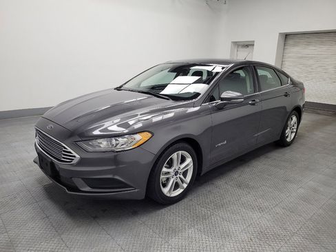 Used 2018 Ford Fusion SE image 2