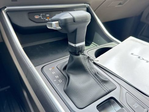 Used 2025 Kia Carnival FWD image 21
