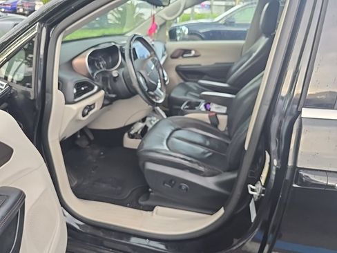 Used 2017 Chrysler Pacifica Touring-L FWD image 4