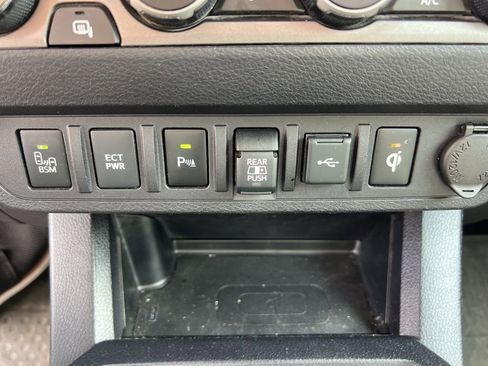 Used 2022 Toyota Tacoma TRD Off-Road w/ Technology Package AWD/4WD image 12