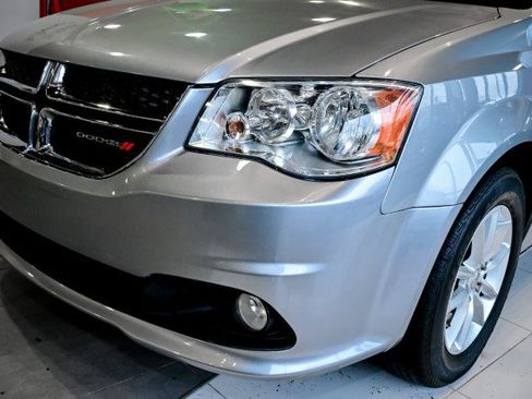 Used 2019 Dodge Grand Caravan SXT w/ Rear Park Assist Package image 9