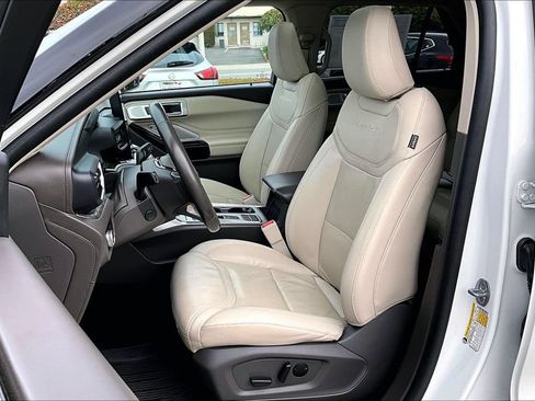 Used 2023 Ford Explorer Platinum w/ Technology Package RWD image 21