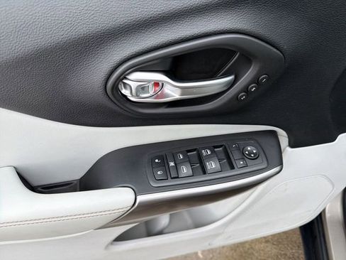 Used 2020 Jeep Cherokee Limited image 15