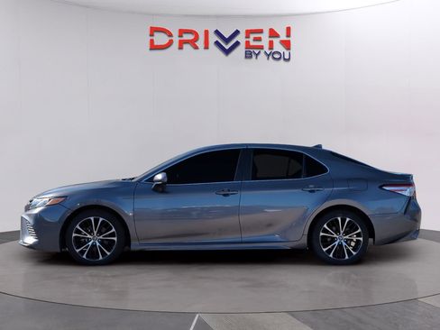 Used 2020 Toyota Camry SE image 2