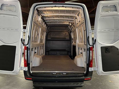 Used 2025 Mercedes-Benz Sprinter 2500 image 16