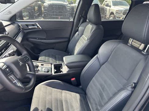 Used 2025 Mitsubishi Outlander SE AWD/4WD image 3