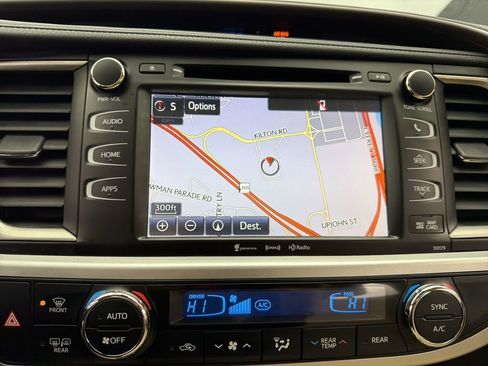 Used 2017 Toyota Highlander XLE image 17