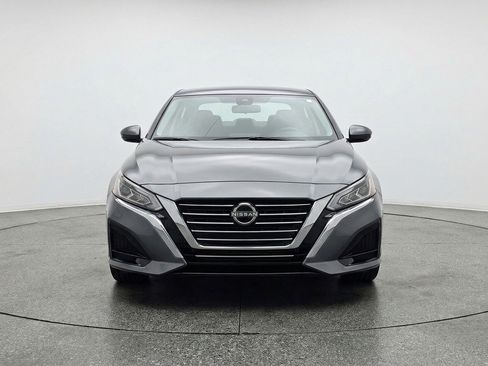 Used 2025 Nissan Altima 2.5 SV FWD image 2