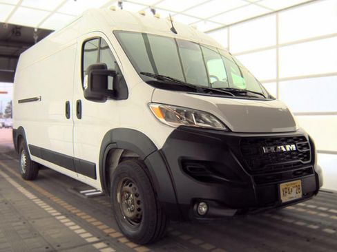 Used 2024 RAM ProMaster 2500 w/ Convenience Group FWD image 2