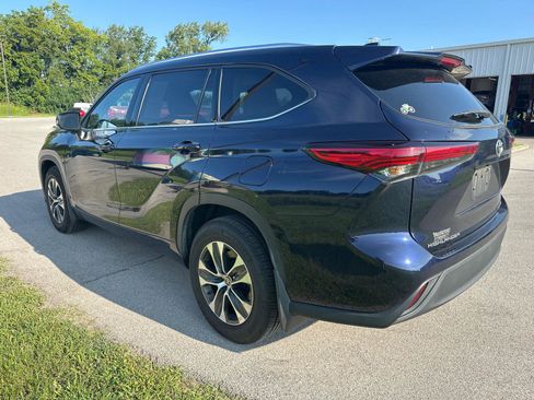 Used 2020 Toyota Highlander XLE AWD/4WD image 12