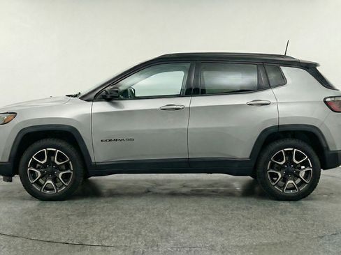 Used 2025 Jeep Compass Trailhawk image 5