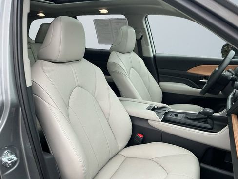 Used 2025 Toyota Grand Highlander AWD Hybrid image 16