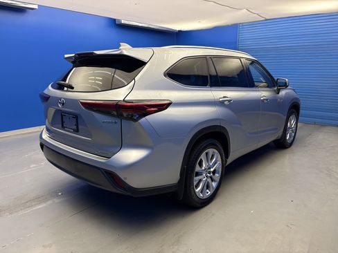 Used 2021 Toyota Highlander Limited FWD image 7