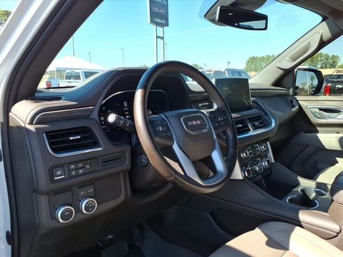 Used 2023 GMC Yukon XL SLT w/ SLT Premium Package image 8