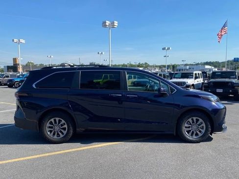 Used 2023 Toyota Sienna XLE FWD image 6