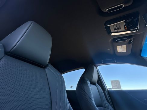 Used 2024 Toyota Venza Limited image 16