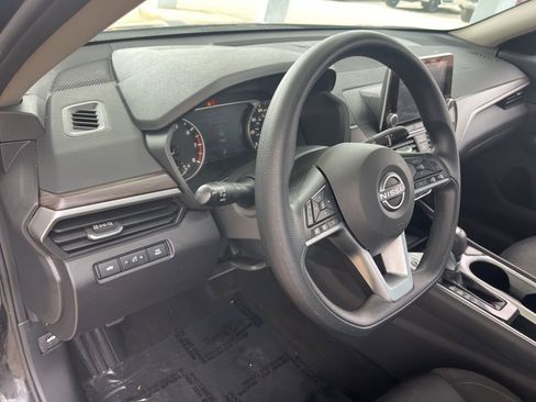 Used 2024 Nissan Altima 2.5 SV image 9