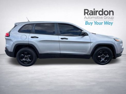 Used 2017 Jeep Cherokee Sport FWD image 8