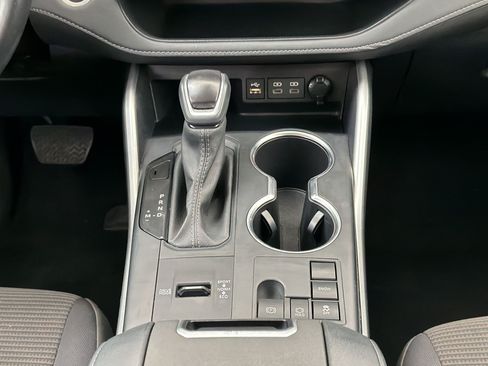 Used 2025 Toyota Highlander LE FWD image 18