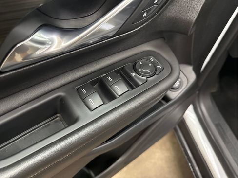 Used 2024 GMC Terrain SLT image 34