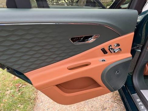 Used 2025 Bentley Flying Spur Plug-In Hybrid image 12