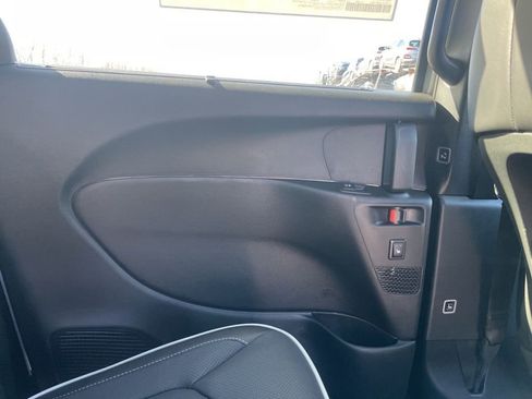 Used 2024 Chrysler Pacifica Limited w/ Uconnect Theater Family Group image 11