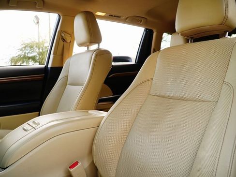 Used 2017 Toyota Highlander Limited image 14