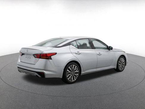 Used 2025 Nissan Altima 2.5 SV FWD image 9